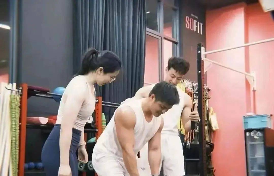 恶心！惠州工行高管实名举报妻子出轨健身男教练两人运动被拍
